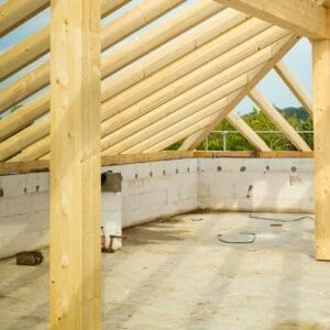 construction d'une maison par des artisans du bâtiment à Brive-la-Gaillarde