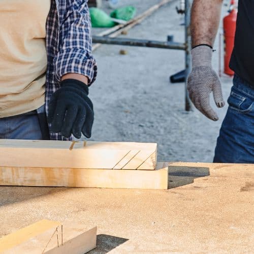 Artisans du bâtiment en chantier de rénovation en Corrèze